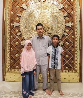 indonesia-family-in-front-mosque インドネシアのモスクと家族