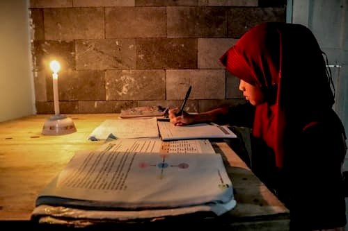 indonesia-girl-studying　インドネシアの女の子の宿題