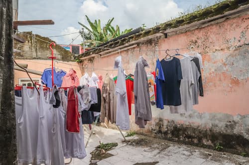 indonesia-house-washing-clouse インドネシアの家庭の洗濯物干し場