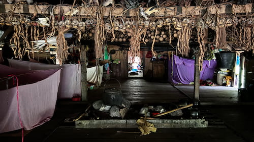 sibet-mentawai-uma　シベルート島メンタワイ族の住居ウマ