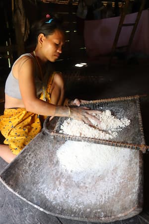 indonesia-siberut-mentawai-sago シベルート島メンタワイ族の料理サゴ