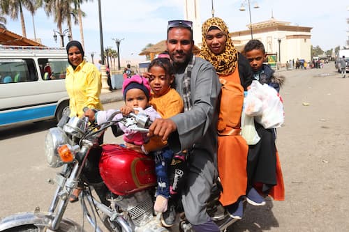 バイクに乗ったエジプトの家族　egypt family on the bike