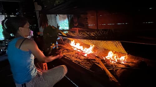 indonesia-mentawai-cooking-sago.jpeg　シベルート島メンタワイ族サゴ