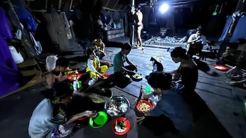 siberut-mentawai-dinner　シベルート島メンタワイ族の夕食