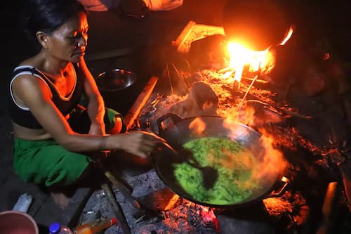 siberut-mentawai-cooking　シベルート島メンタワイ族の食事